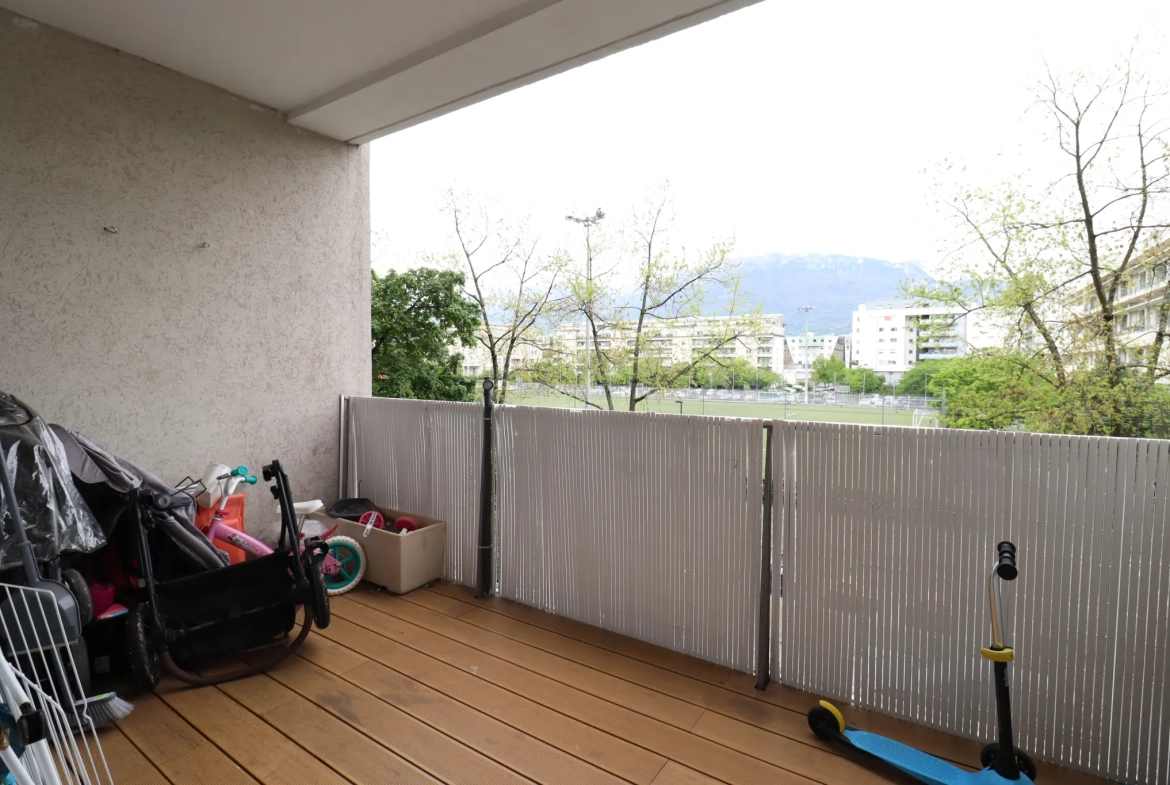 Appartement T4 rénové avec terrasse à Grenoble Quartier Labruyère 