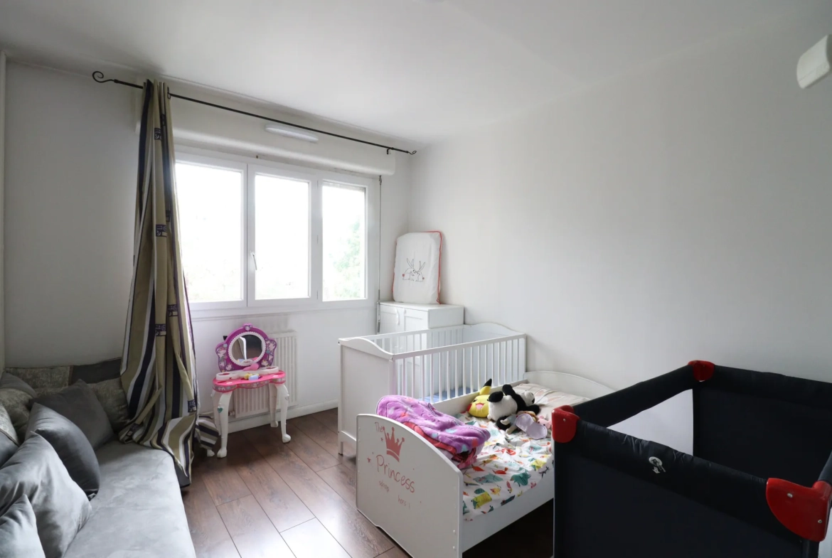 Appartement T4 rénové avec terrasse à Grenoble Quartier Labruyère 