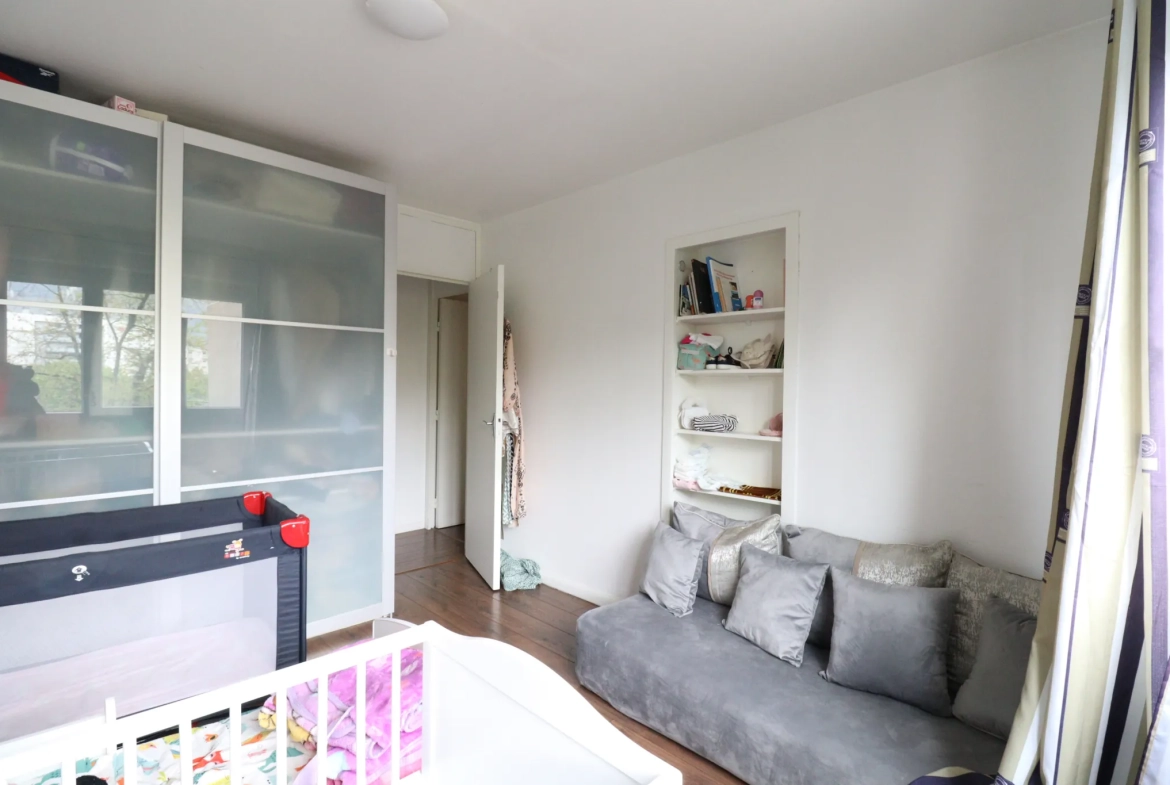 Appartement T4 rénové avec terrasse à Grenoble Quartier Labruyère 