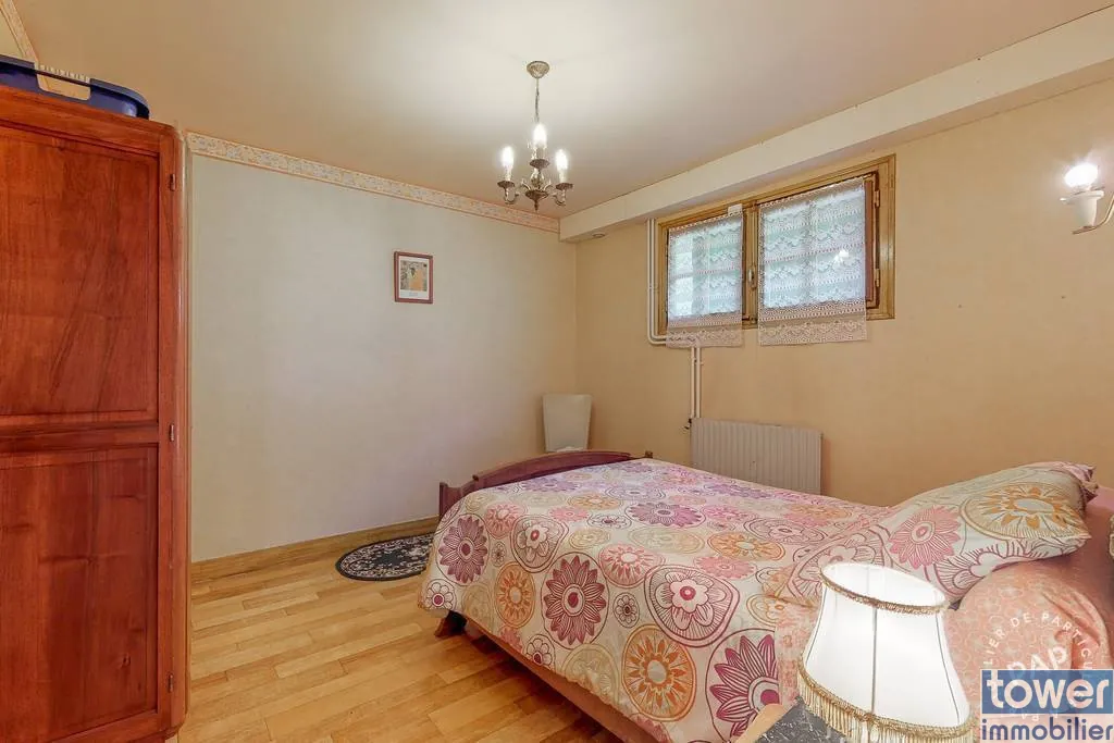 Grande propriété en Dordogne avec 11 chambres, terrain arboré et potentiel pour activité de chambres d'hôtes ou profession libérale 