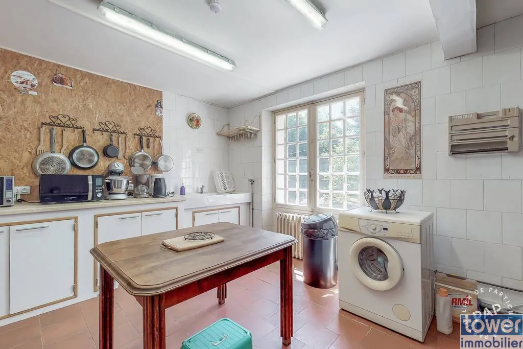 Grande propriété en Dordogne avec 11 chambres, terrain arboré et potentiel pour activité de chambres d'hôtes ou profession libérale 
