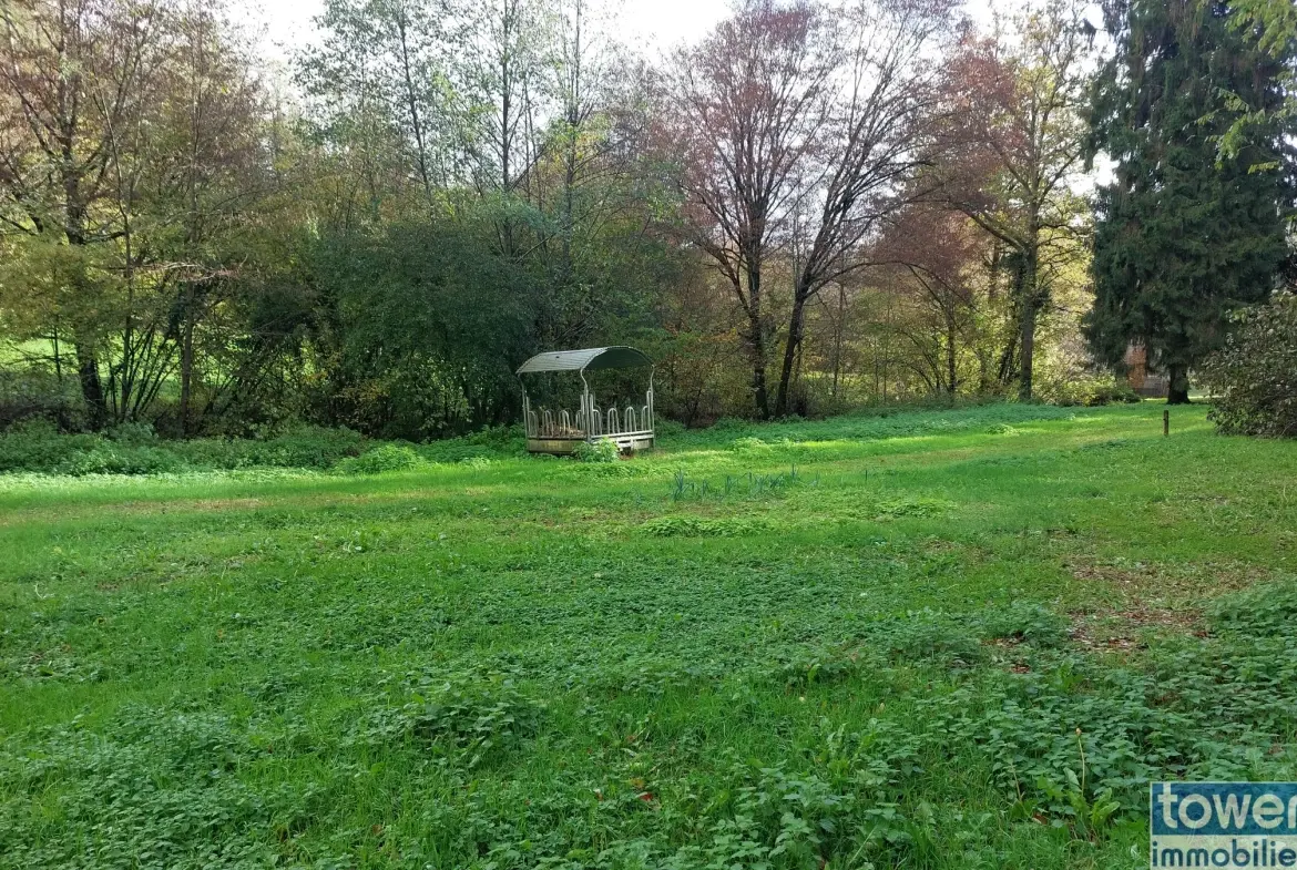Grande propriété en Dordogne avec 11 chambres, terrain arboré et potentiel pour activité de chambres d'hôtes ou profession libérale 