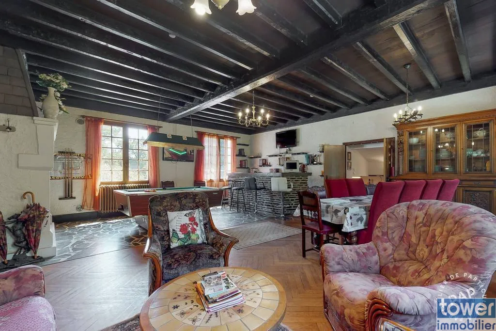 Grande propriété en Dordogne avec 11 chambres, terrain arboré et potentiel pour activité de chambres d'hôtes ou profession libérale 