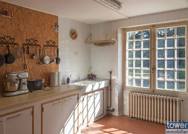 Grande propriété en Dordogne avec 11 chambres, terrain arboré et potentiel pour activité de chambres d'hôtes ou profession libérale 