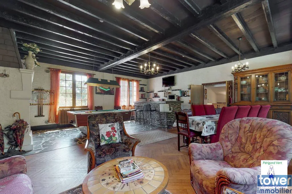 Grande propriété en Dordogne avec 11 chambres, terrain arboré et potentiel pour activité de chambres d'hôtes ou profession libérale 