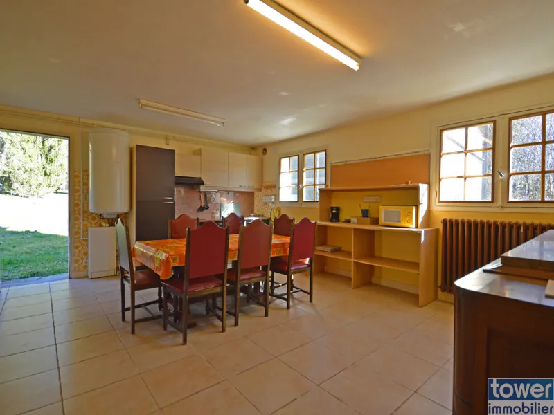 Grande propriété en Dordogne avec 11 chambres, terrain arboré et potentiel pour activité de chambres d'hôtes ou profession libérale 