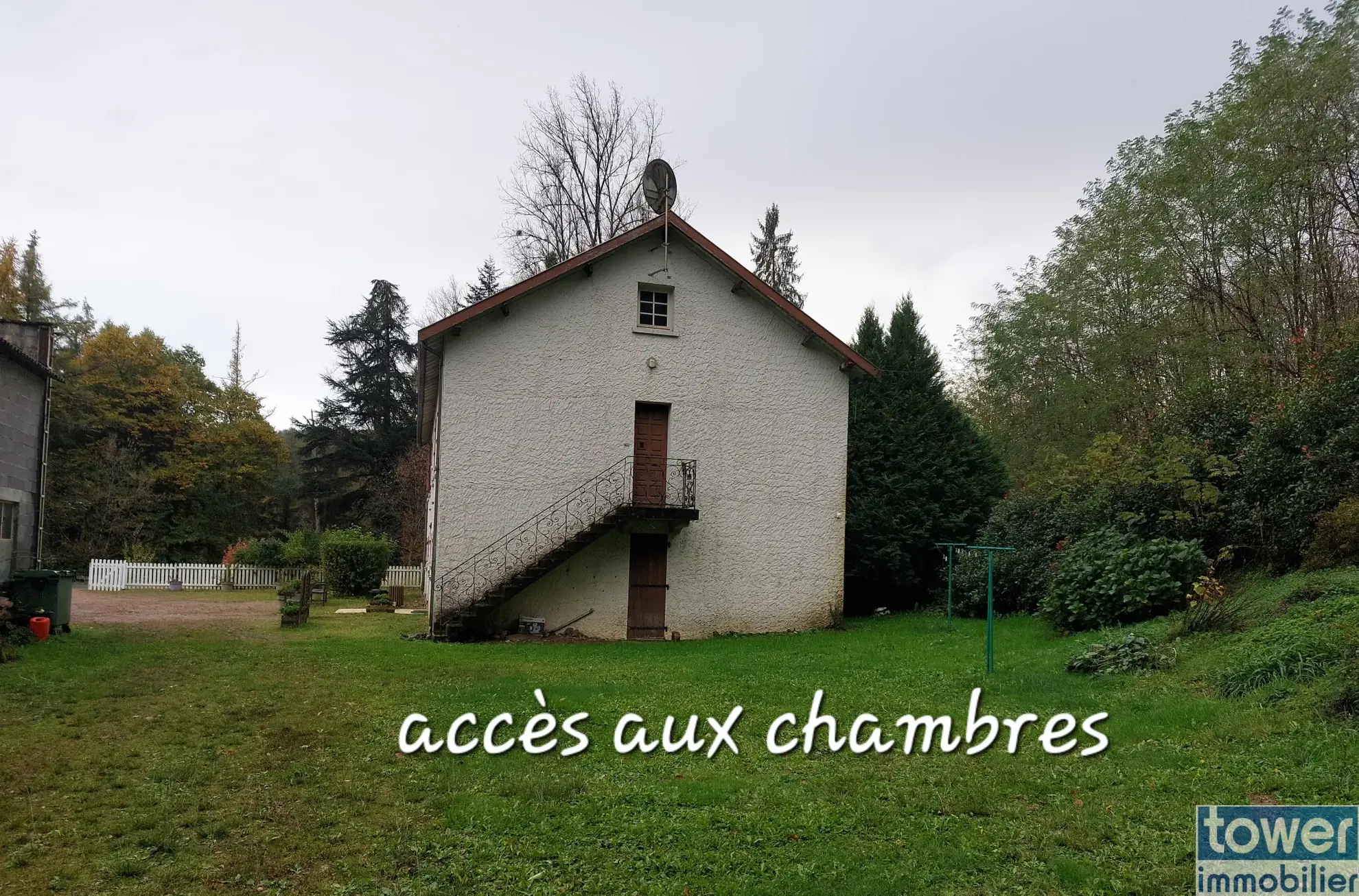 Grande propriété en Dordogne avec 11 chambres, terrain arboré et potentiel pour activité de chambres d'hôtes ou profession libérale 