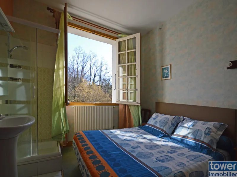 Grande propriété en Dordogne avec 11 chambres, terrain arboré et potentiel pour activité de chambres d'hôtes ou profession libérale 
