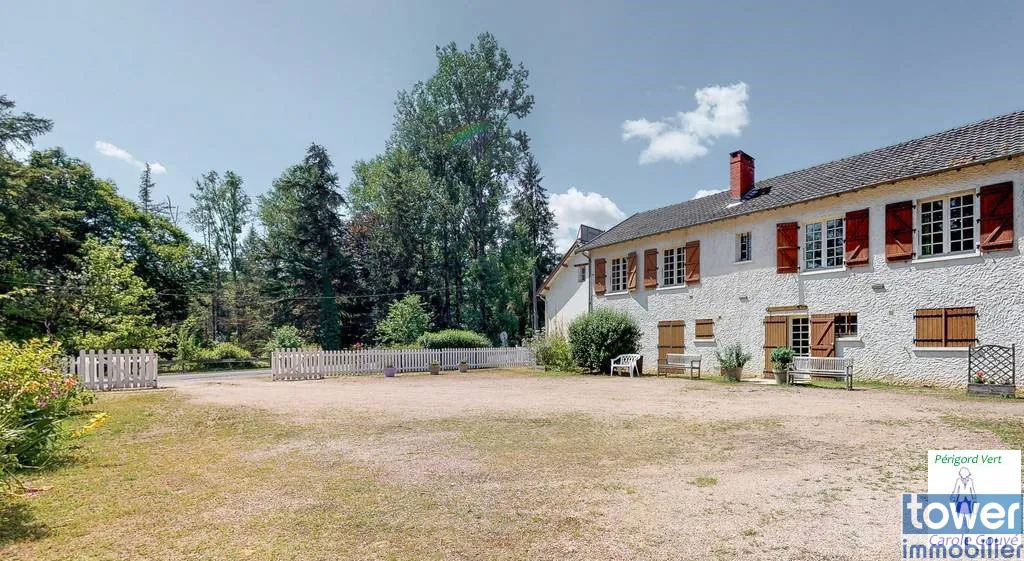 Grande propriété en Dordogne avec 11 chambres, terrain arboré et potentiel pour activité de chambres d'hôtes ou profession libérale 