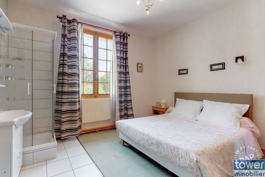 Grande propriété en Dordogne avec 11 chambres, terrain arboré et potentiel pour activité de chambres d'hôtes ou profession libérale 