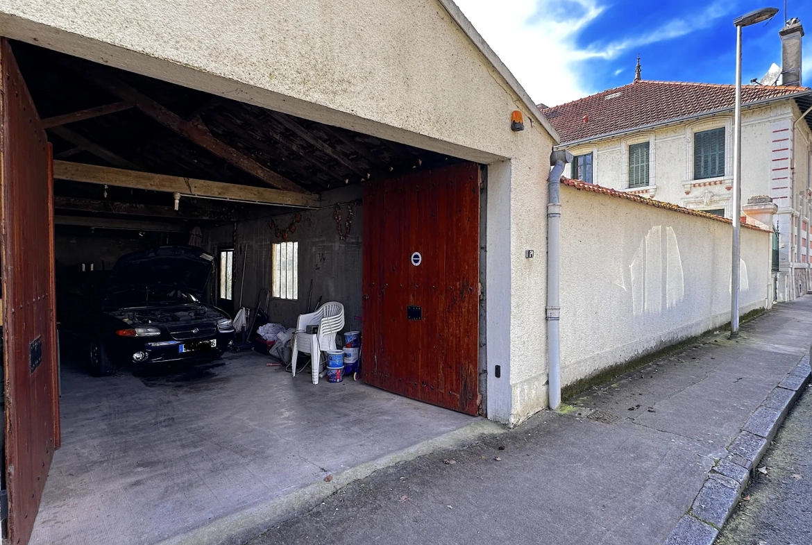 Superbe maison de ville avec piscine à Châtellerault, 8 chambres, grande terrasse et jardin 