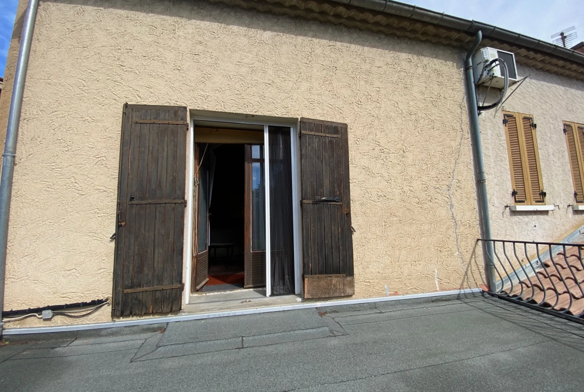 Maison à rénover proche du rempart d'Avignon avec grand jardin et grange 