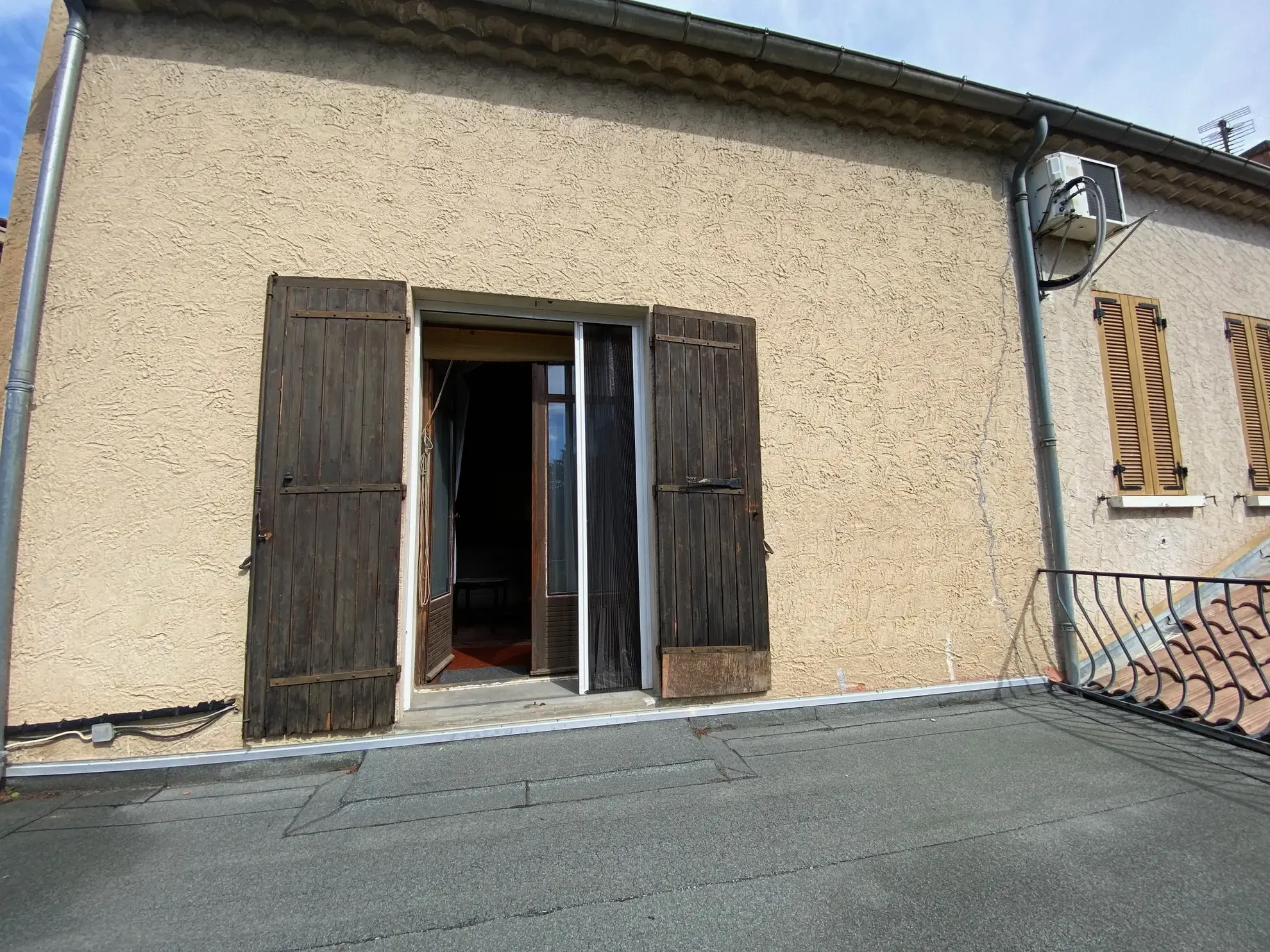 Maison à rénover proche du rempart d'Avignon avec grand jardin et grange 
