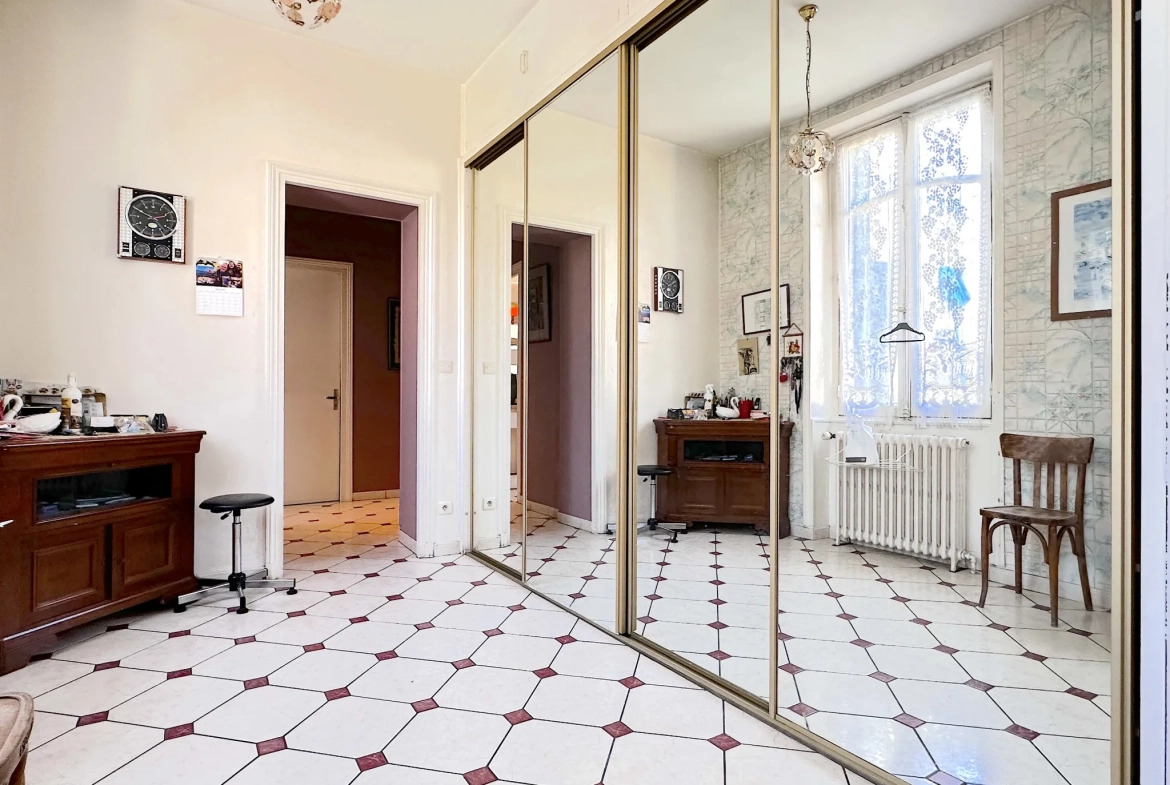 Superbe maison de ville avec piscine à Châtellerault, 8 chambres, grande terrasse et jardin 
