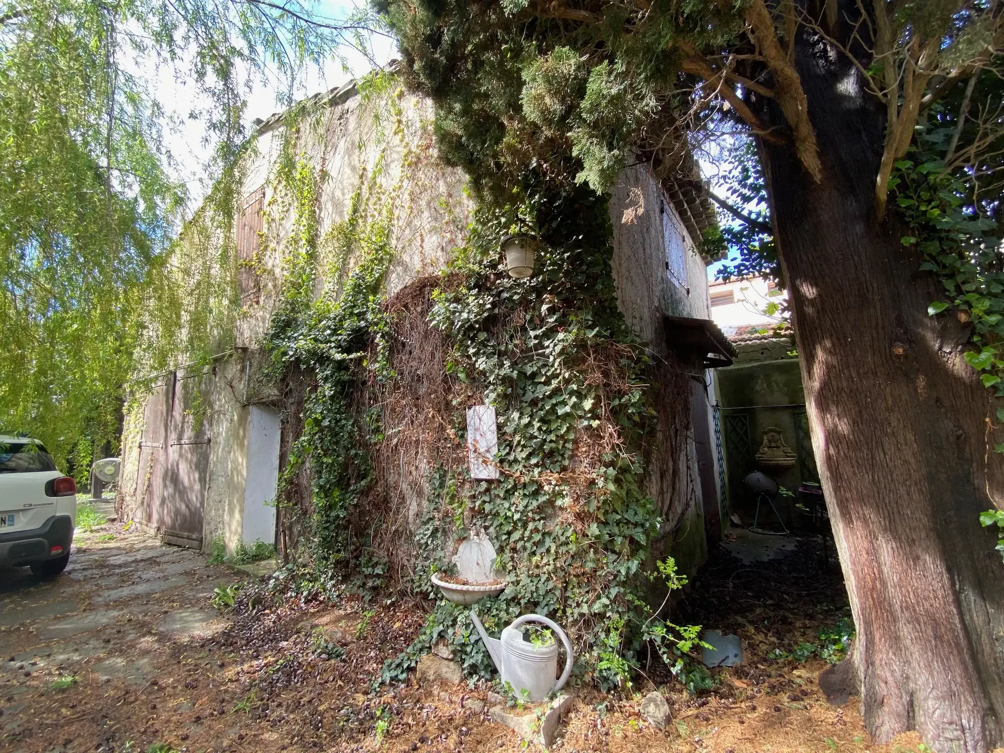 Maison à rénover proche du rempart d'Avignon avec grand jardin et grange 