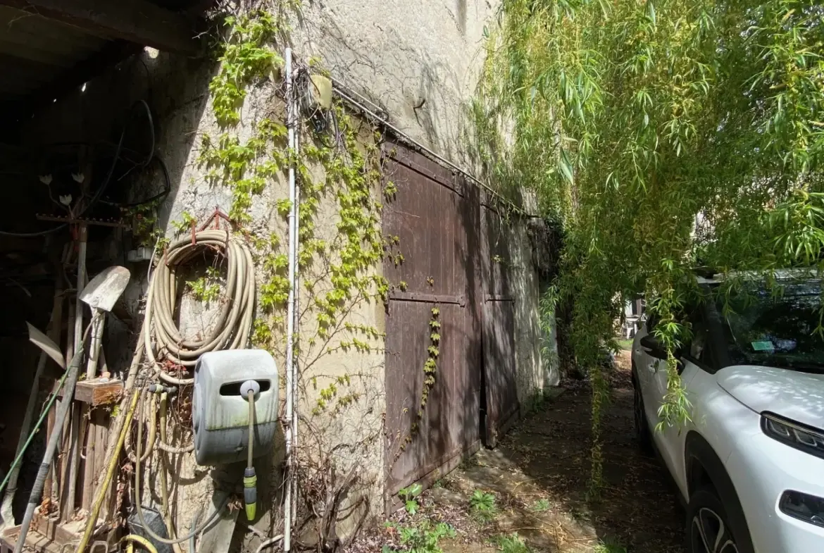 Maison à rénover proche du rempart d'Avignon avec grand jardin et grange 