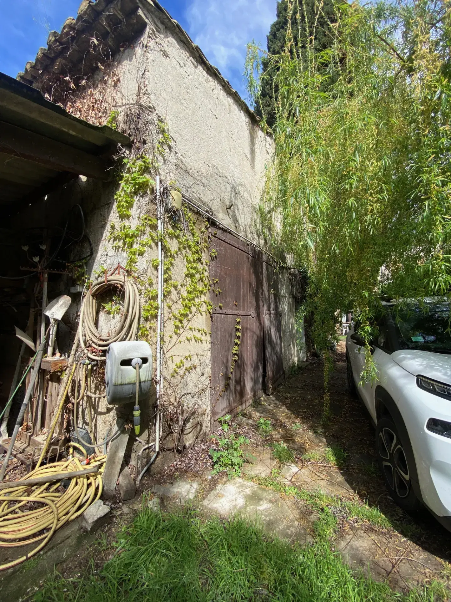 Maison à rénover proche du rempart d'Avignon avec grand jardin et grange 