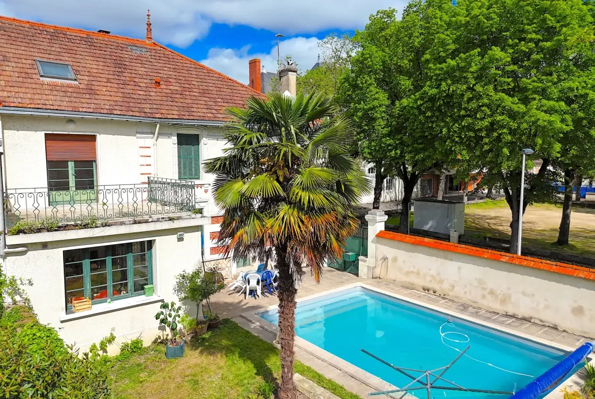 Superbe maison de ville avec piscine à Châtellerault, 8 chambres, grande terrasse et jardin 