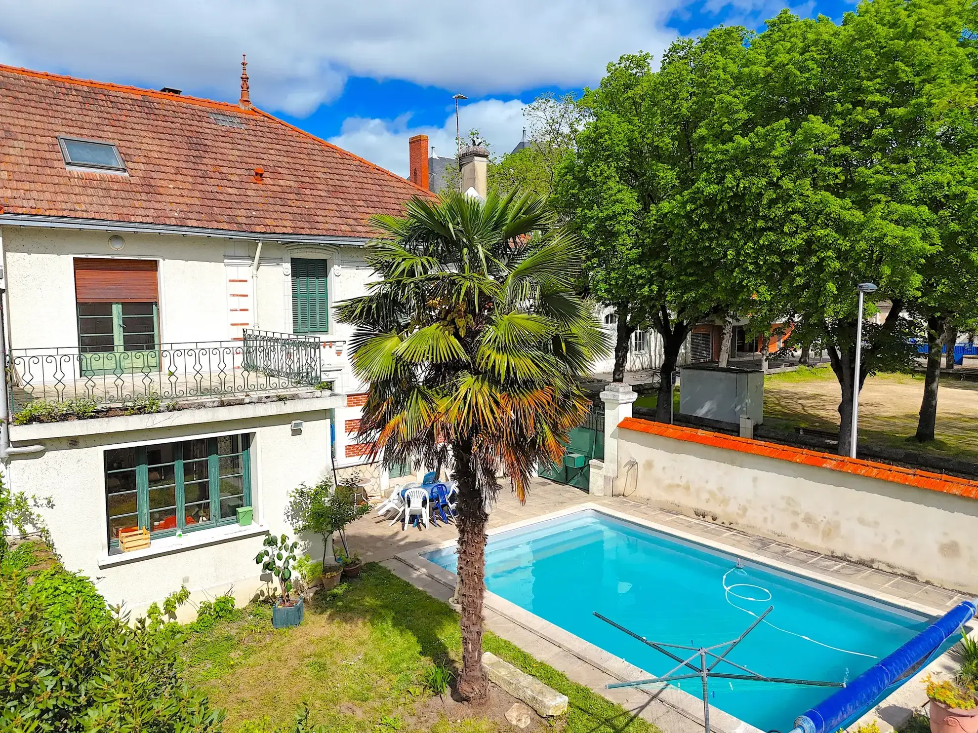 Superbe maison de ville avec piscine à Châtellerault, 8 chambres, grande terrasse et jardin 
