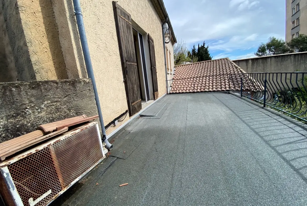 Maison à rénover proche du rempart d'Avignon avec grand jardin et grange 