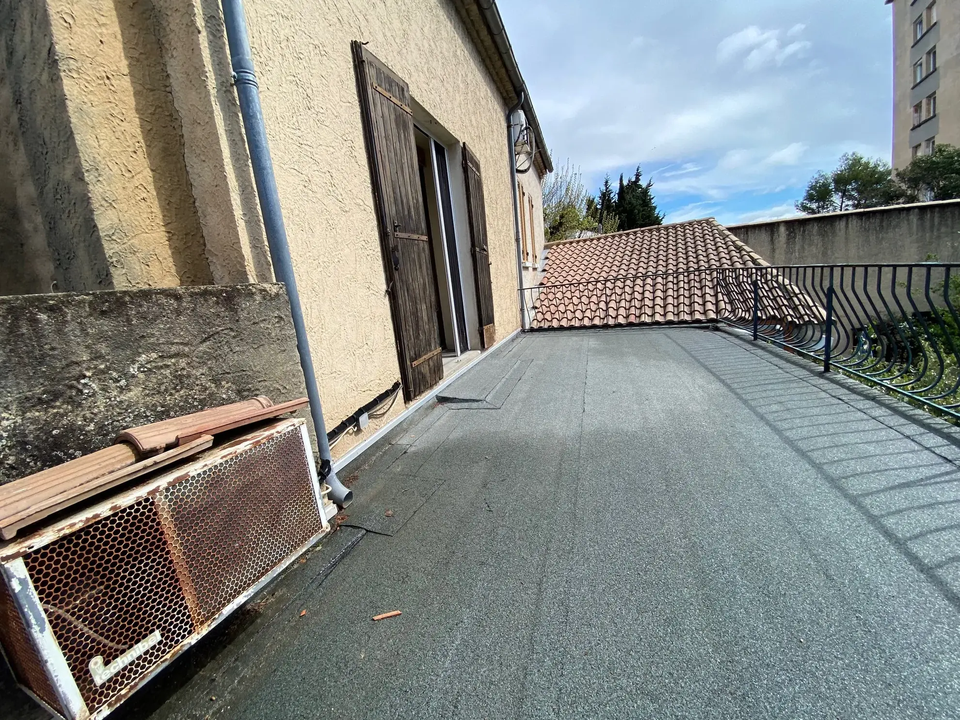 Maison à rénover proche du rempart d'Avignon avec grand jardin et grange 