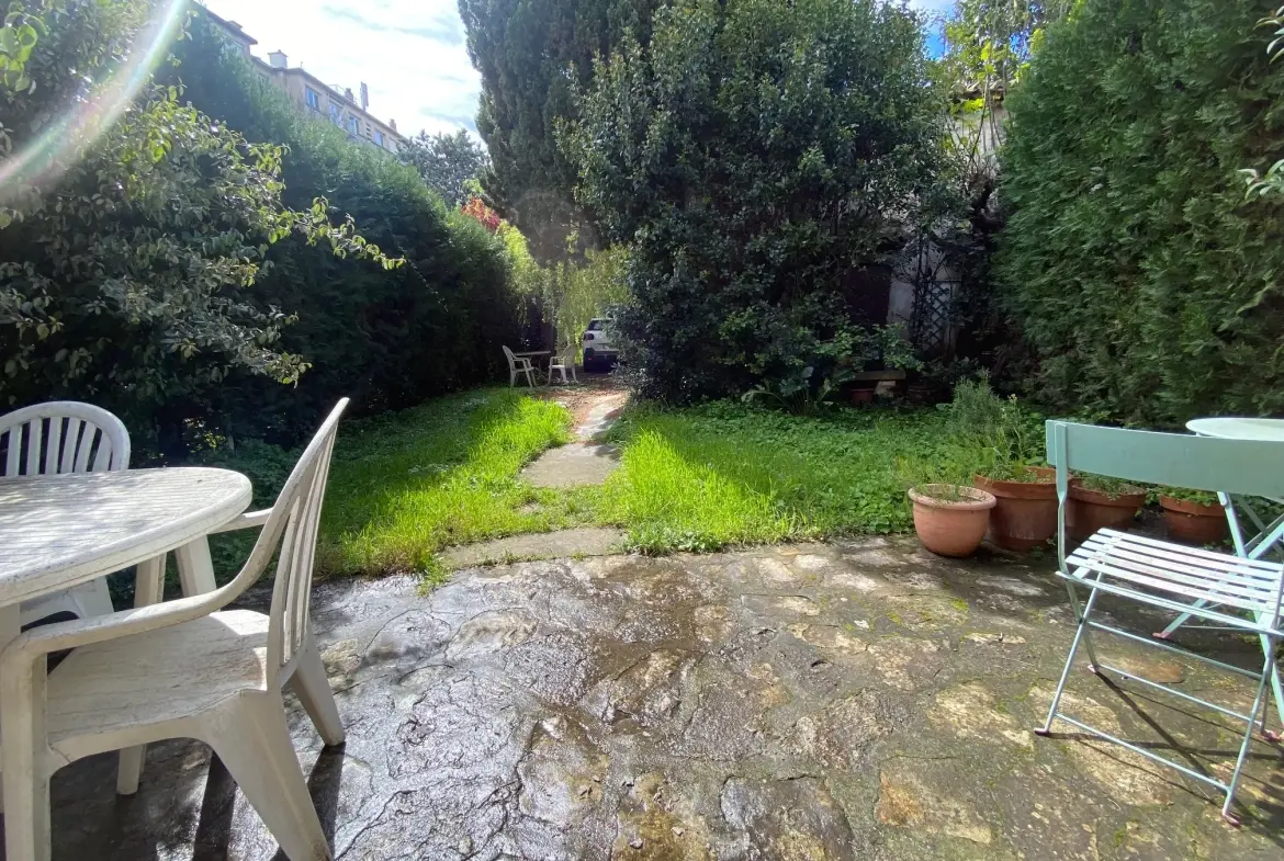 Maison à rénover proche du rempart d'Avignon avec grand jardin et grange 