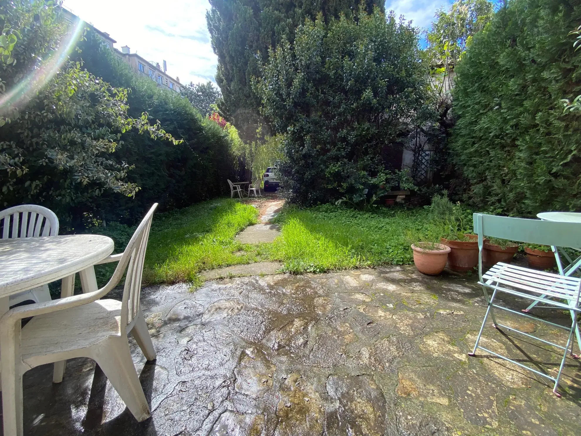 Maison à rénover proche du rempart d'Avignon avec grand jardin et grange 