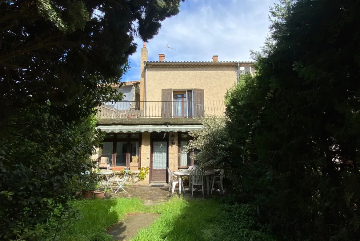 Maison à rénover proche du rempart d'Avignon avec grand jardin et grange 