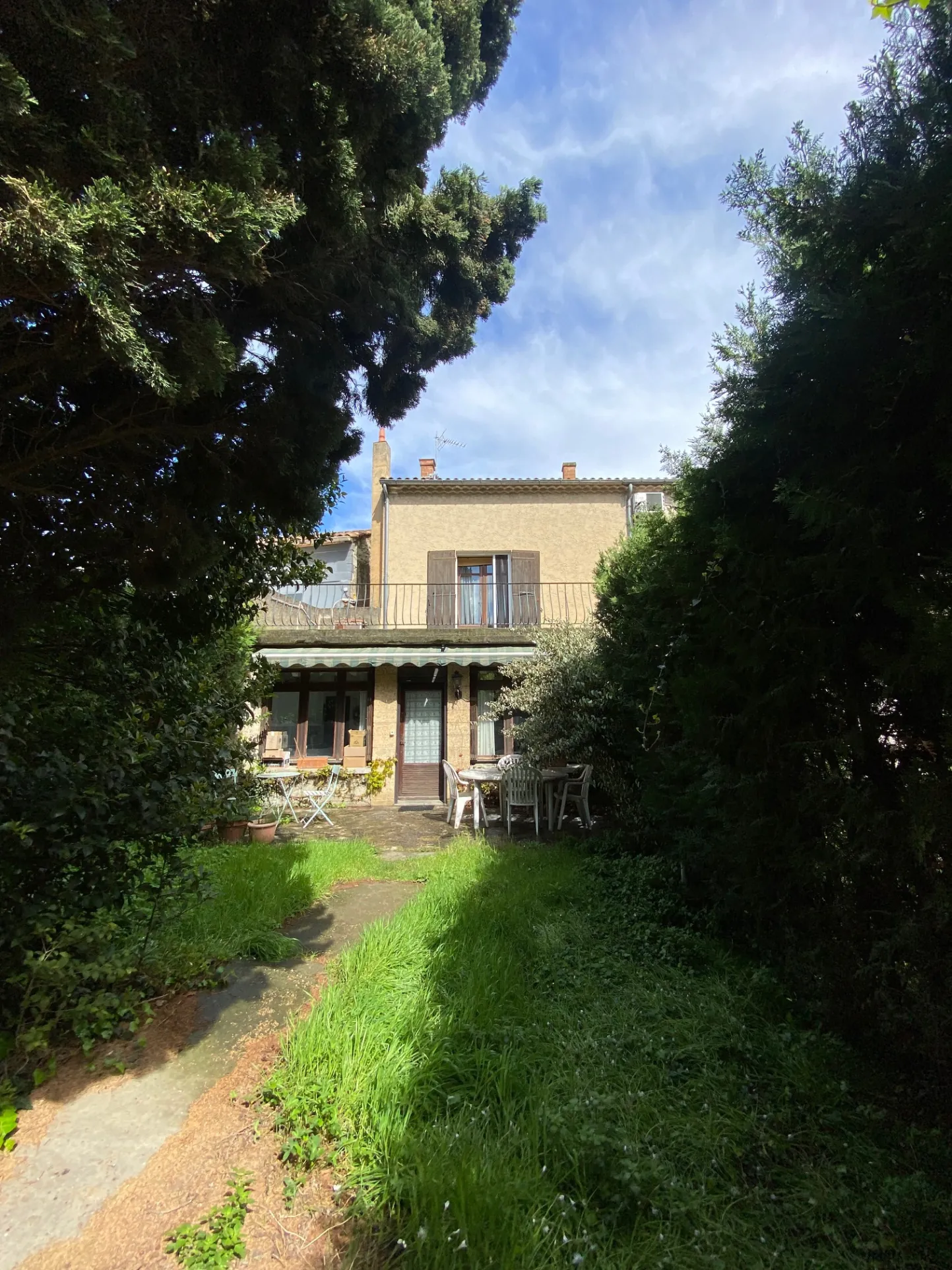 Maison à rénover proche du rempart d'Avignon avec grand jardin et grange 
