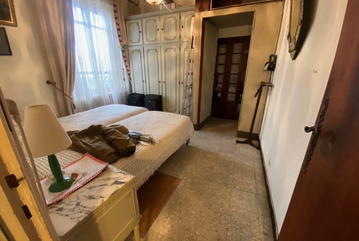 Maison à rénover proche du rempart d'Avignon avec grand jardin et grange 