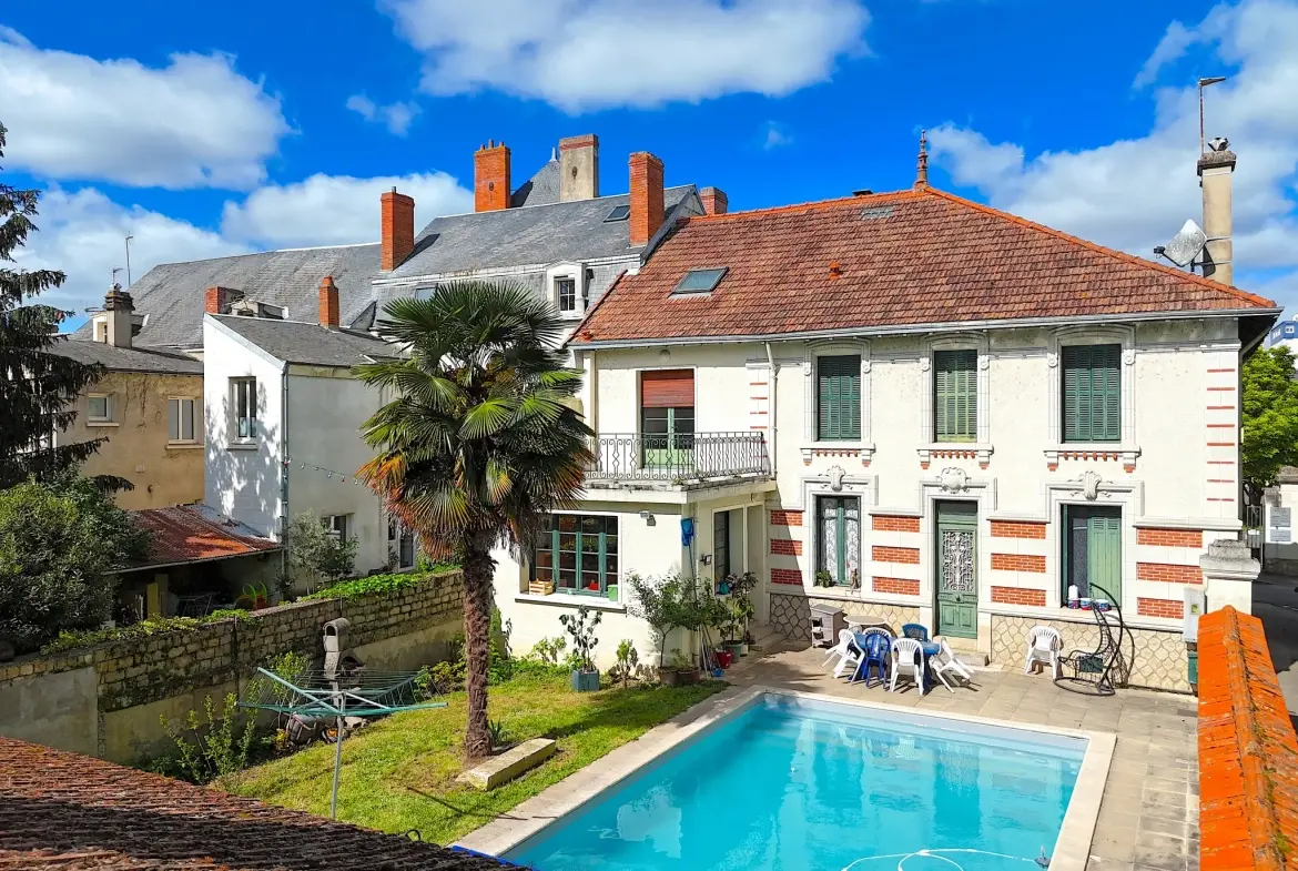 Superbe maison de ville avec piscine à Châtellerault, 8 chambres, grande terrasse et jardin 