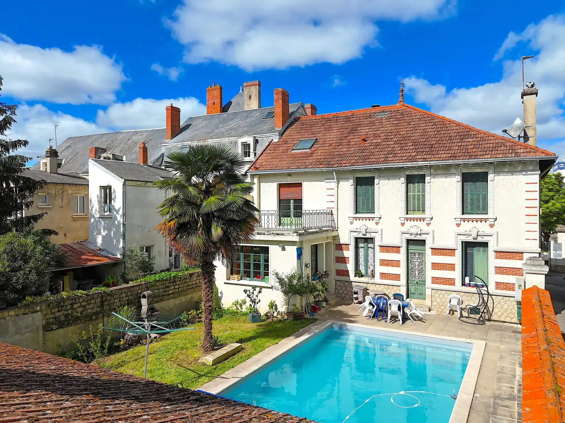 Superbe maison de ville avec piscine à Châtellerault, 8 chambres, grande terrasse et jardin 