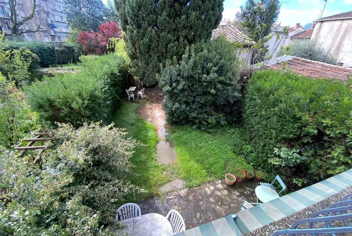 Maison à rénover proche du rempart d'Avignon avec grand jardin et grange 