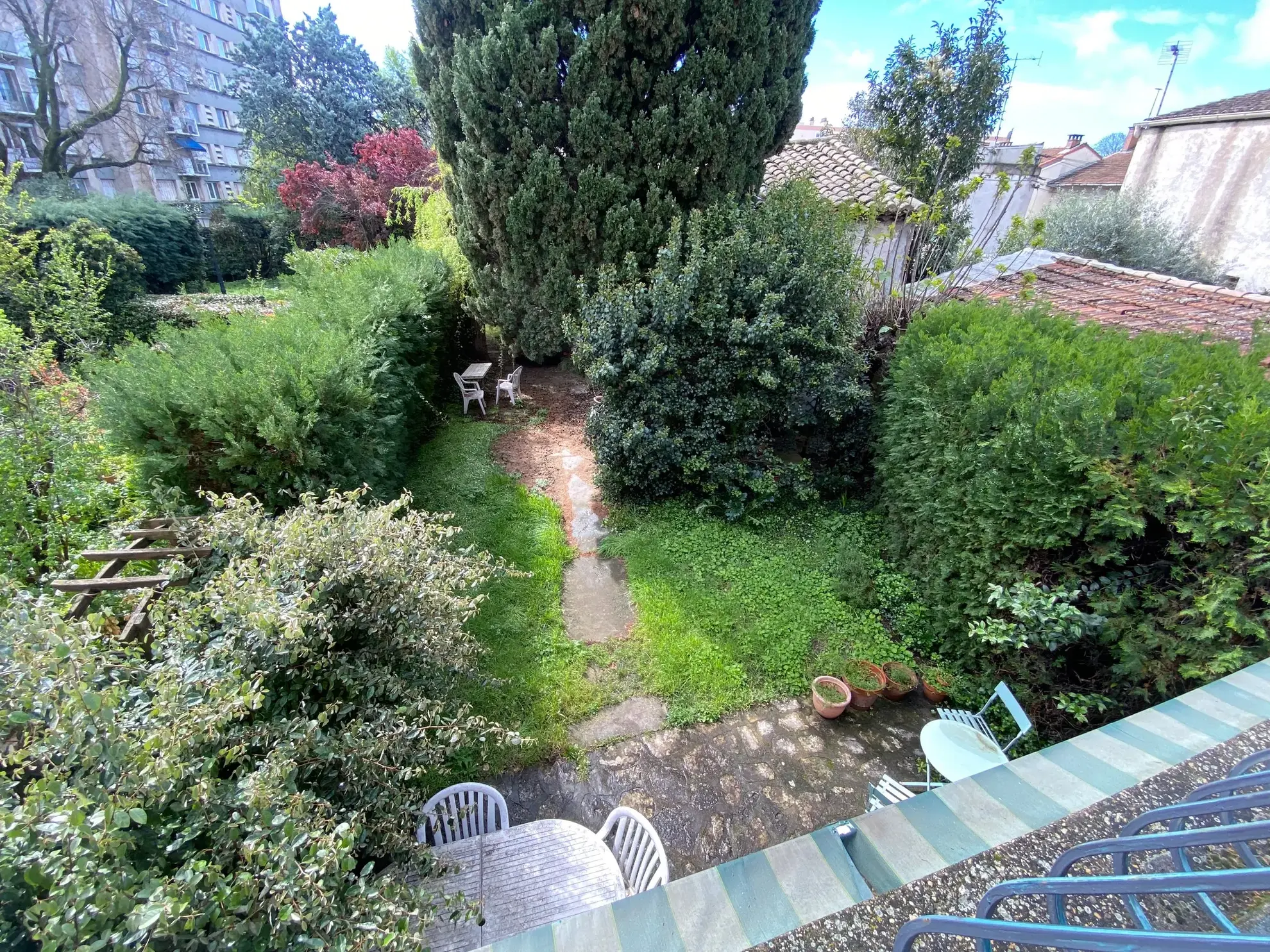 Maison à rénover proche du rempart d'Avignon avec grand jardin et grange 