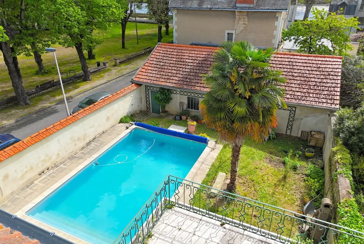 Superbe maison de ville avec piscine à Châtellerault, 8 chambres, grande terrasse et jardin 