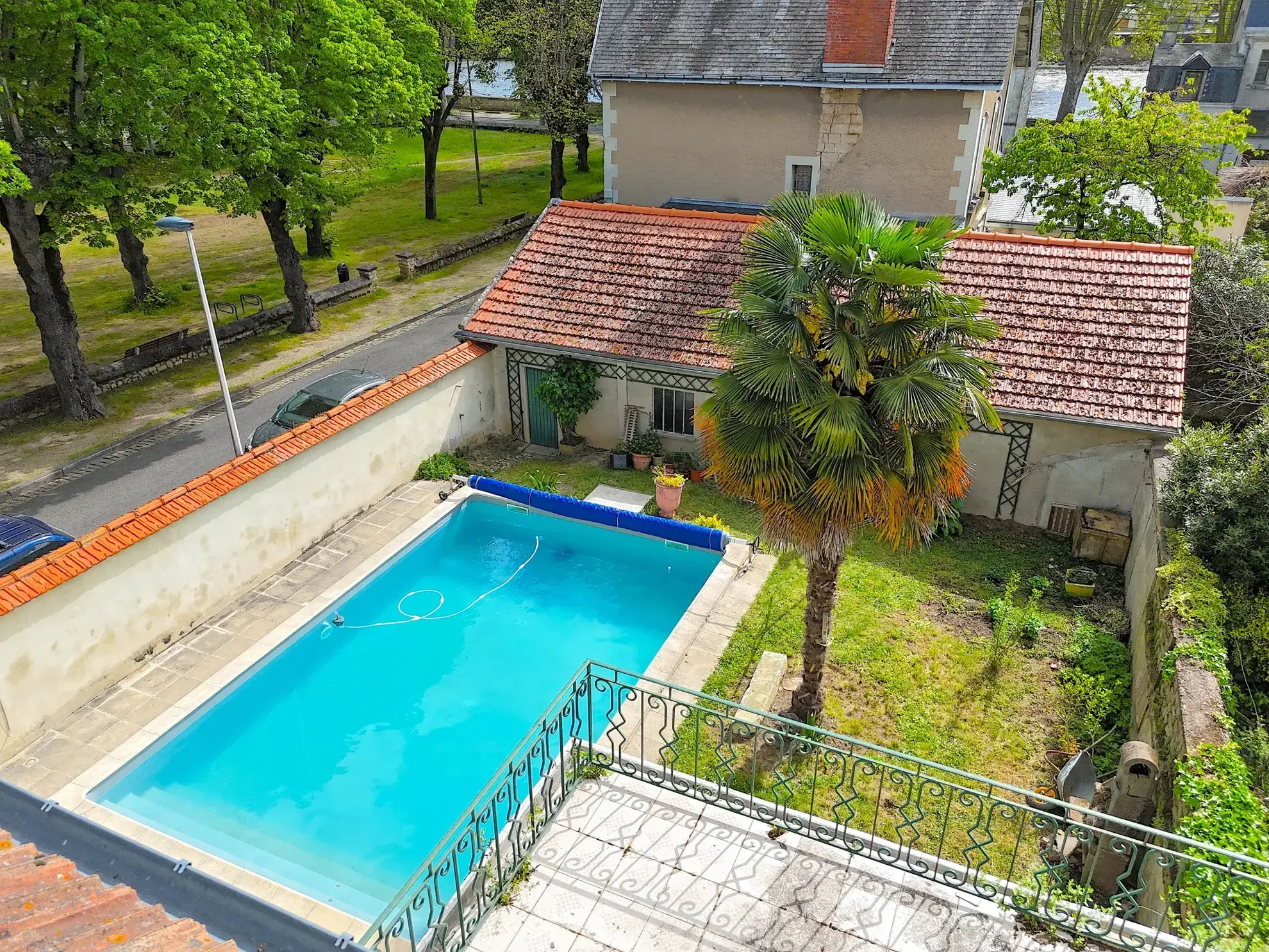 Superbe maison de ville avec piscine à Châtellerault, 8 chambres, grande terrasse et jardin 