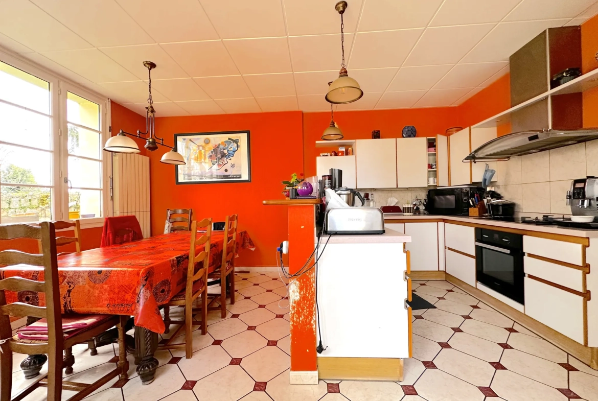 Superbe maison de ville avec piscine à Châtellerault, 8 chambres, grande terrasse et jardin 