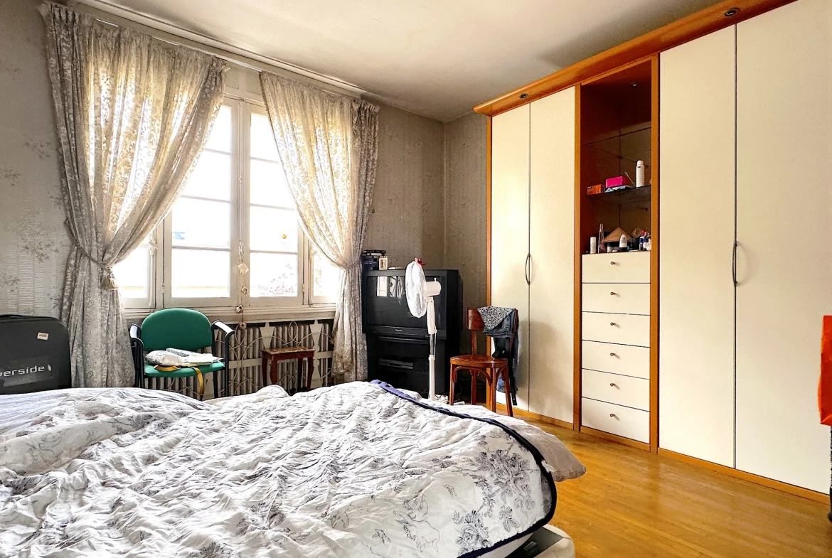Superbe maison de ville avec piscine à Châtellerault, 8 chambres, grande terrasse et jardin 