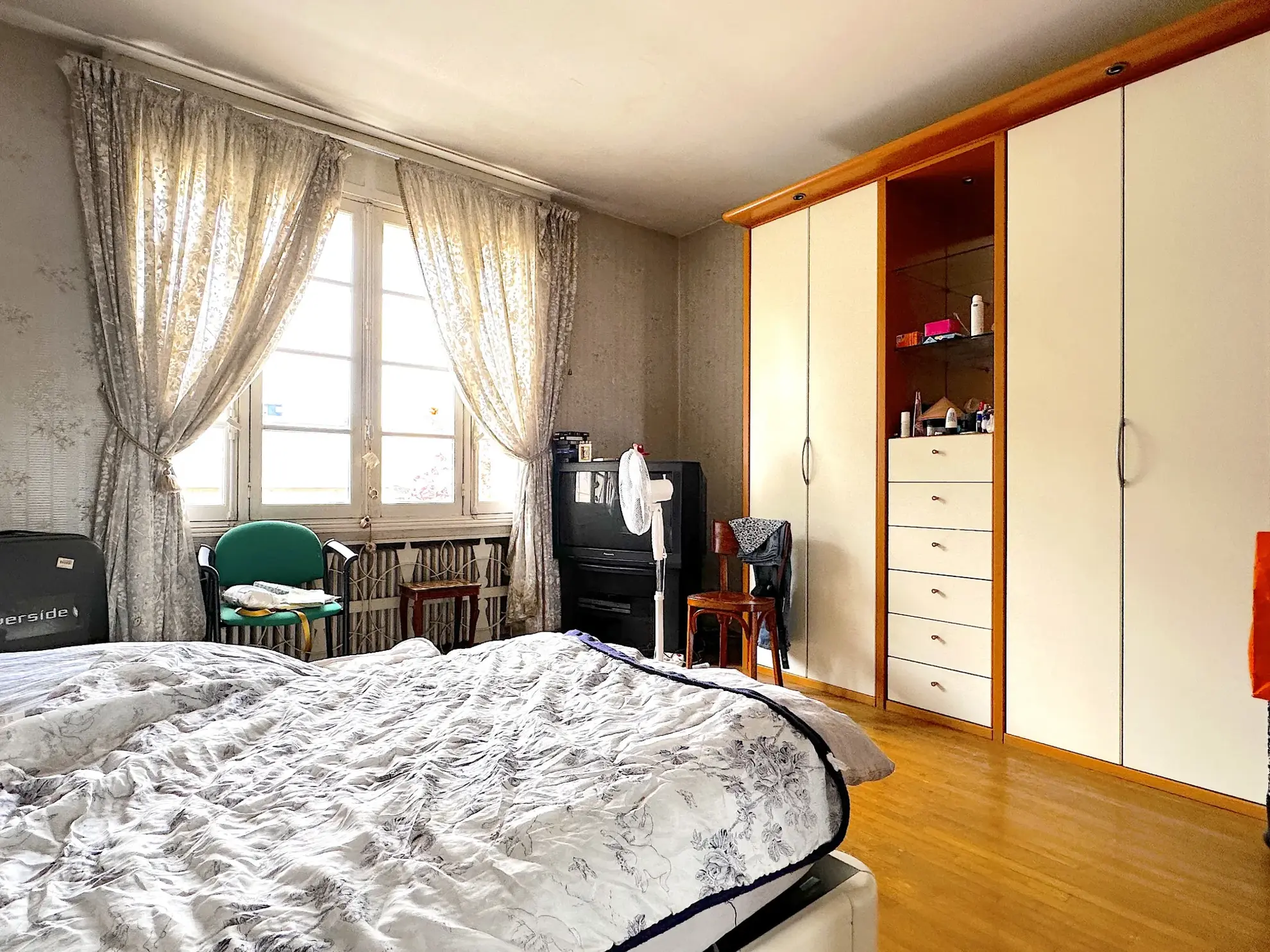 Superbe maison de ville avec piscine à Châtellerault, 8 chambres, grande terrasse et jardin 