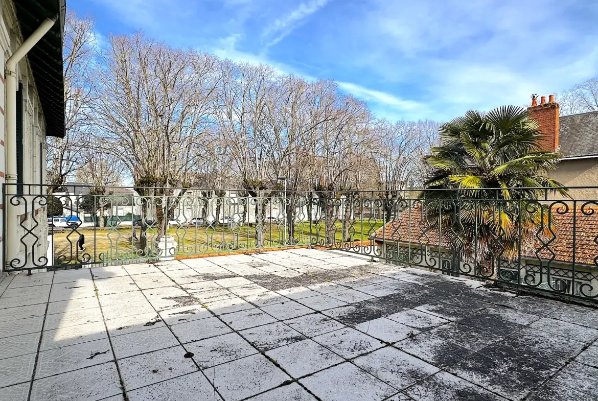 Superbe maison de ville avec piscine à Châtellerault, 8 chambres, grande terrasse et jardin 