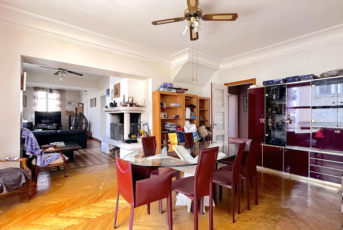 Superbe maison de ville avec piscine à Châtellerault, 8 chambres, grande terrasse et jardin 