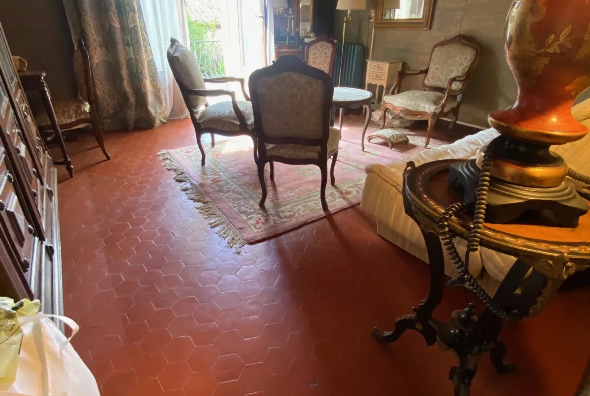Maison à rénover proche du rempart d'Avignon avec grand jardin et grange 