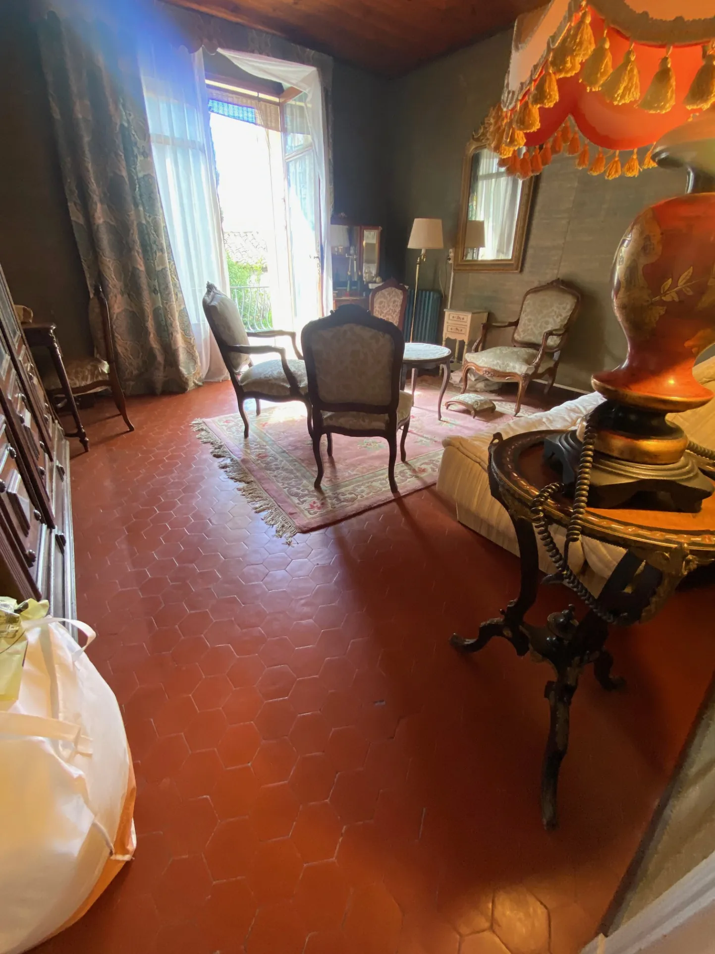 Maison à rénover proche du rempart d'Avignon avec grand jardin et grange 