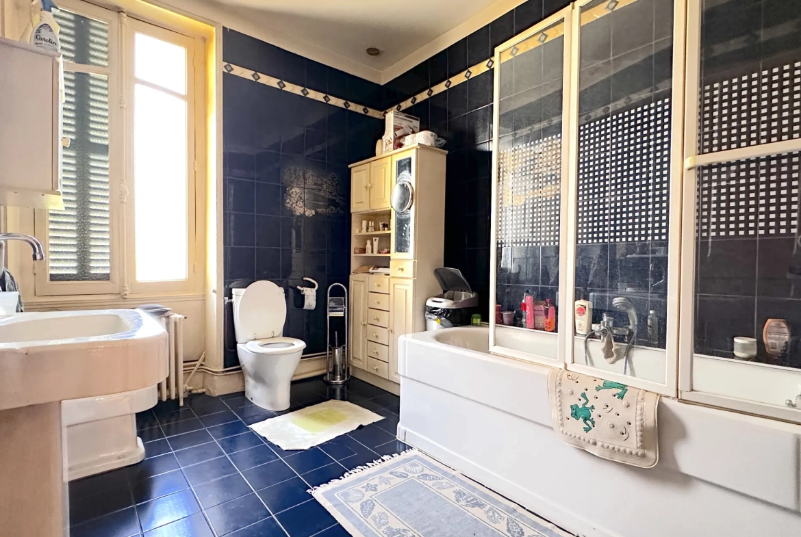 Superbe maison de ville avec piscine à Châtellerault, 8 chambres, grande terrasse et jardin 