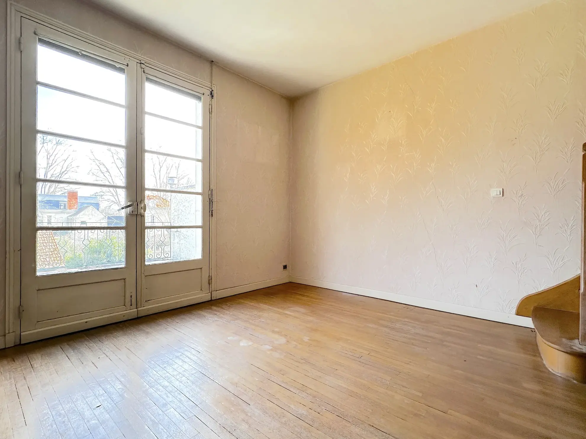 Superbe maison de ville avec piscine à Châtellerault, 8 chambres, grande terrasse et jardin 