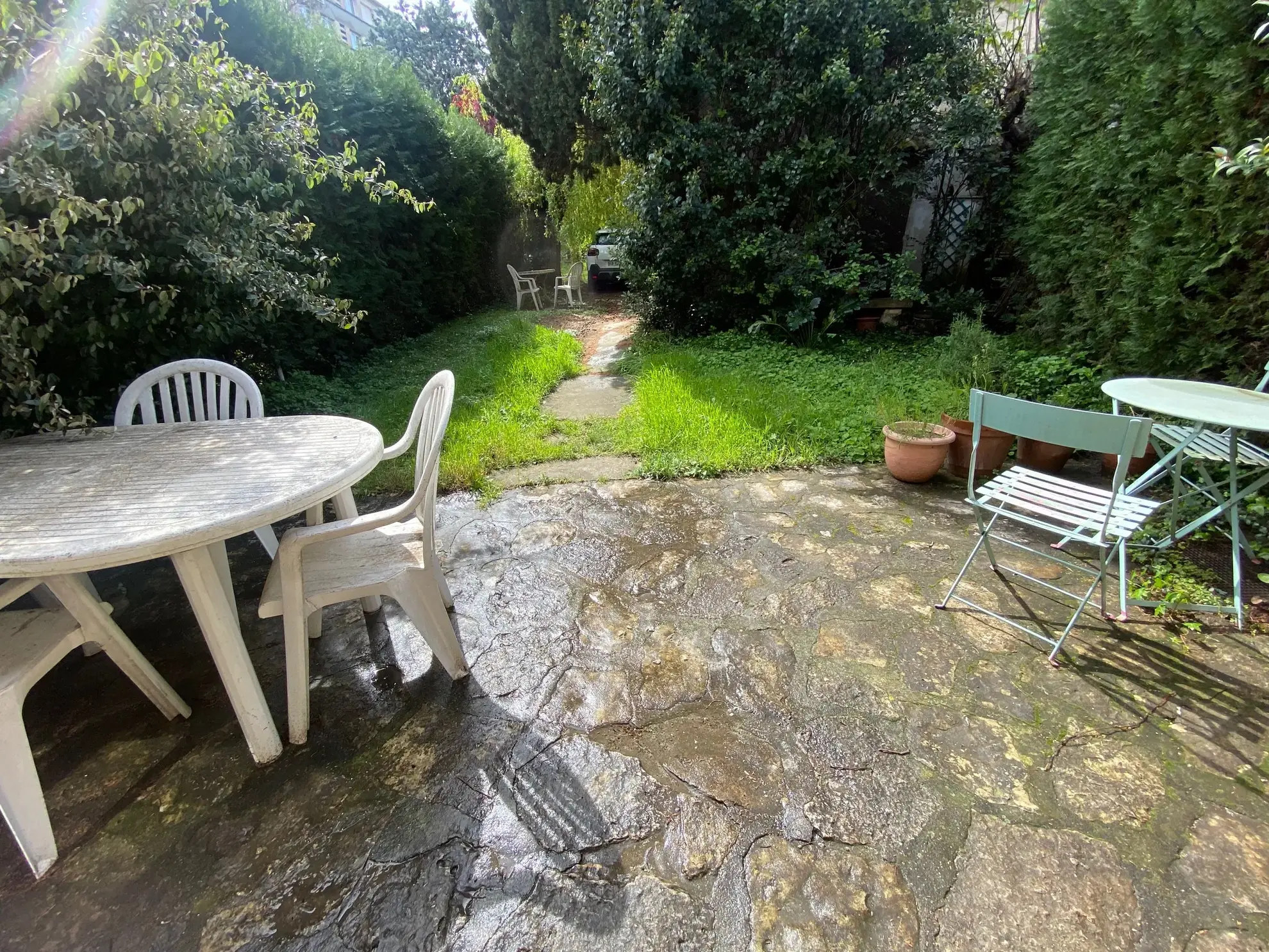 Maison à rénover proche du rempart d'Avignon avec grand jardin et grange 
