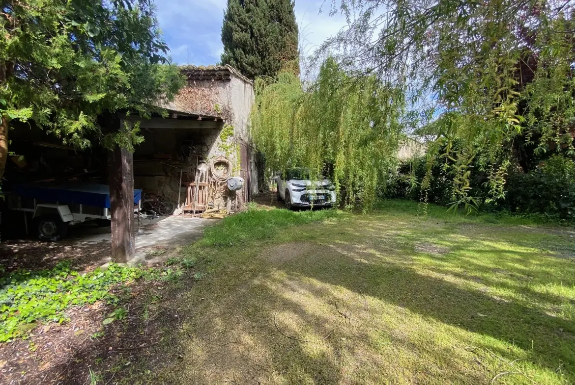 Maison à rénover proche du rempart d'Avignon avec grand jardin et grange 
