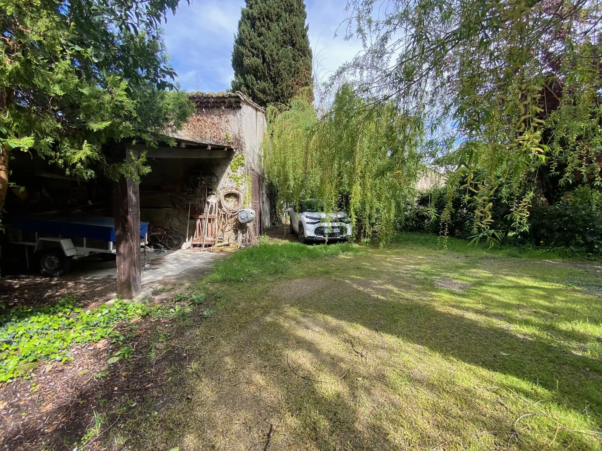 Maison à rénover proche du rempart d'Avignon avec grand jardin et grange 
