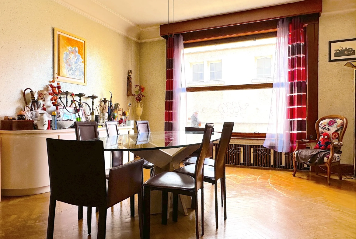 Superbe maison de ville avec piscine à Châtellerault, 8 chambres, grande terrasse et jardin 