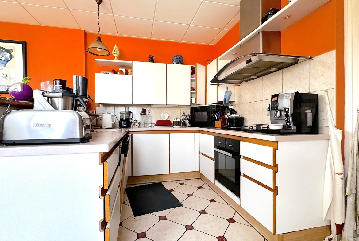 Superbe maison de ville avec piscine à Châtellerault, 8 chambres, grande terrasse et jardin 